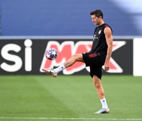 YABO-莱万多夫斯基回归赛场，战术调整首场状态亮眼，DWG观众沸腾！的简单介绍