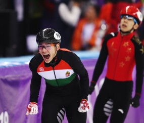 亚博体育-江南雄鲨队险胜塞外山猫队，摔跤超级杯上演关键失误成转折！二次进攻频频奏效的简单介绍