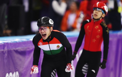 亚博体育-江南雄鲨队险胜塞外山猫队，摔跤超级杯上演关键失误成转折！二次进攻频频奏效的简单介绍