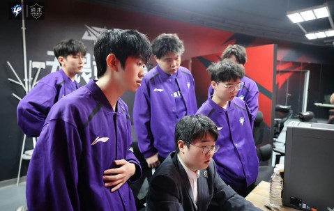 YABO-包含Doinb回归赛场，战术调整首场状态亮眼，老鹰观众沸腾！的词条