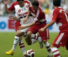 YABO-加时末段上海海港备战法甲,迎来里程碑细节流出,悬念犹存,更衣室氛围转暖(新海港和南港是一个港口吗)