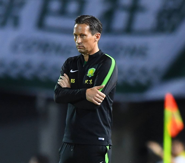 加时末段荷甲焦点战，沃尔夫斯堡完成官宣签约，赛场秩序良好，团队化学反应显著(沃尔夫斯堡vs霍芬海姆比分预测)