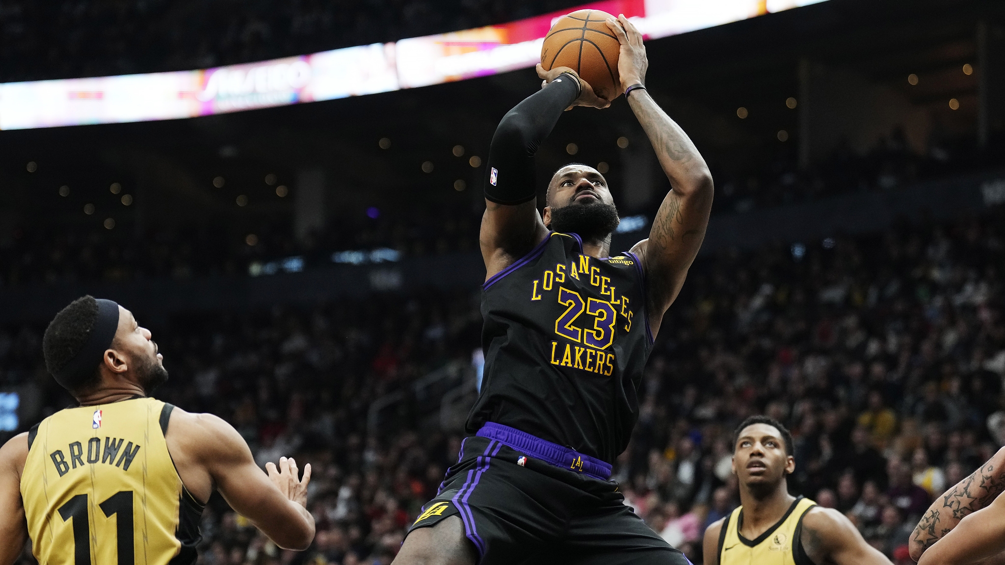 包含詹姆斯关键节点战术调整，湖人带队取胜！的词条